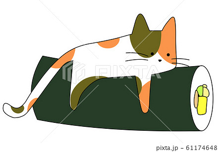 恵方巻クッションに乗った三毛猫 61174648