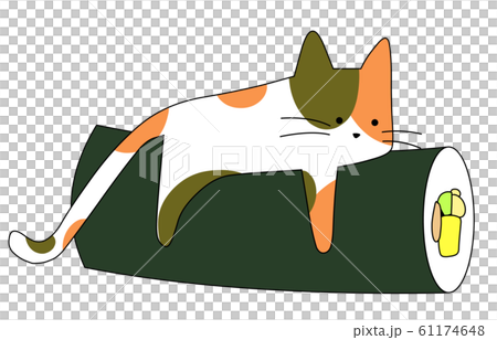 恵方巻クッションに乗った三毛猫 61174648