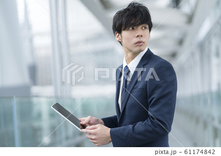ビジネスマン　タブレット 61174842