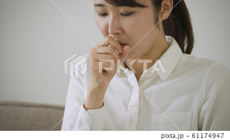 咳をする若い女性 61174947