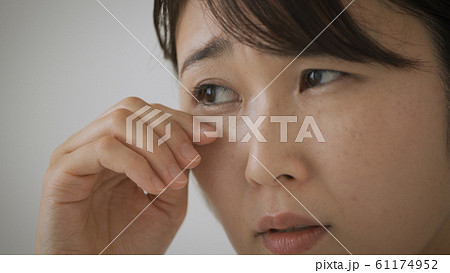 目をこする若い女性 61174952