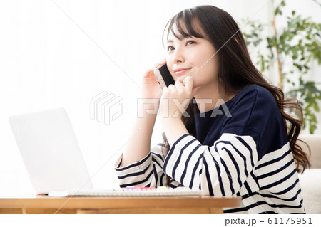 働き方改革 テレワークする若い女性 試験勉強をする若い女性 働き方改革 テレワークする若い女性 試験勉強をする若い女性 61175951