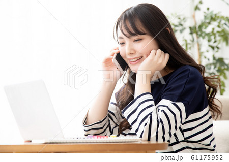 働き方改革　テレワークする若い女性　試験勉強をする若い女性 61175952