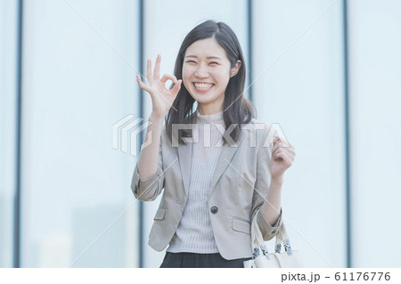 OKサインをするビジネスウーマン 61176776