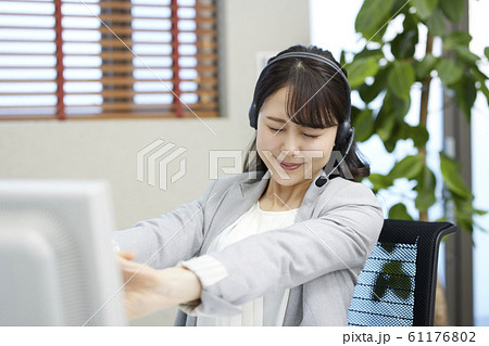 コールセンターで働く若い女性　オペレーター　リフレッシュ 61176802