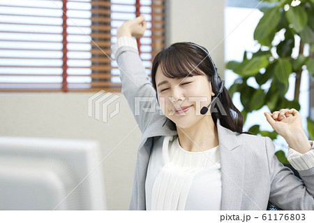 コールセンターで働く若い女性　オペレーター　リフレッシュ 61176803