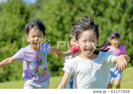 公園を走る子供たち 公園を走る子供たち 61177008
