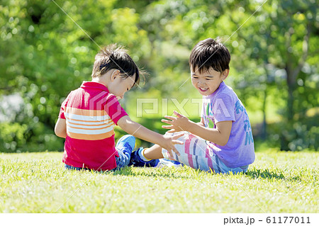 公園で遊ぶ子供たち 61177011