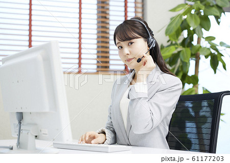 コールセンターで働く若い女性 オペレーター コールセンターで働く若い女性 オペレーター 61177203