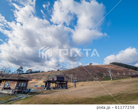 暖冬で雪のないスキー場 61177256