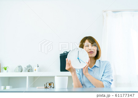 仕事　女性　タイムテーブル 61177347