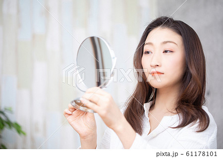 メイクする女性 61178101