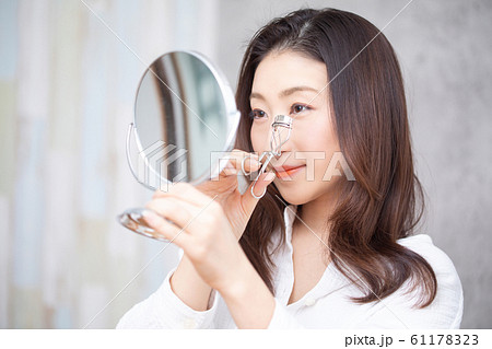 メイクする女性 61178323