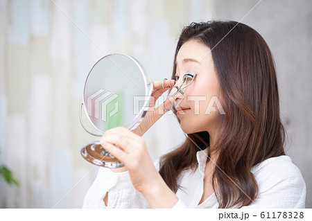 メイクする女性 61178328