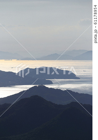 我拝師山から瀬戸内海を見る。塩生山、荘内半島、遠景は福山・尾道付近。 61178954