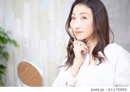 スキンケアする女性 61178960