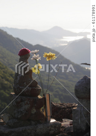 四国霊場第73番札所出釈迦寺奥の院、捨身ヶ嶽禅定のお行場から瀬戸内海を見る。遠景は庄内半島。 四国霊場第73番札所出釈迦寺奥の院、捨身ヶ嶽禅定のお行場から瀬戸内海を見る。遠景は庄内半島。 61178991