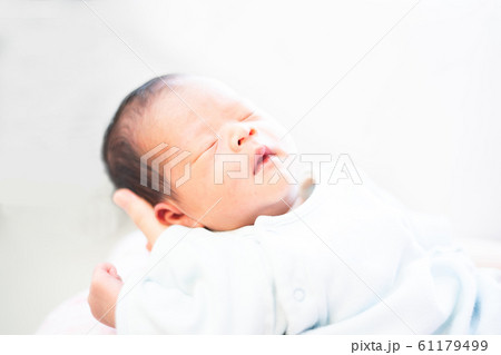 ママに抱かれて眠る新生児の男の子 ママに抱かれて眠る新生児の男の子 61179499