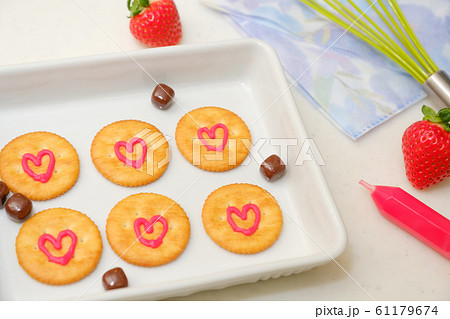 写真素材: お菓子作り 趣味 手作り ハート バレンタイン 写真素材: お菓子作り 趣味 手作り ハート バレンタイン 61179674