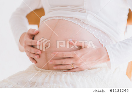 pregnant woman 61181246