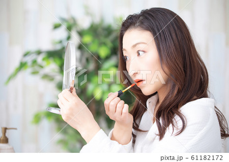 リップグロスを塗る女性 61182172