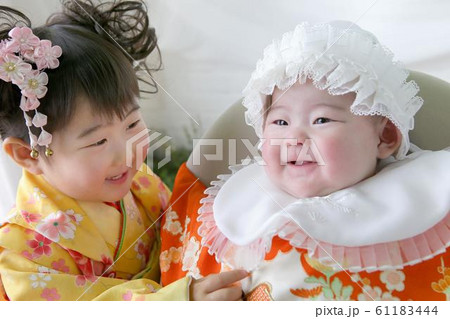 姉妹で晴れ着 61183444
