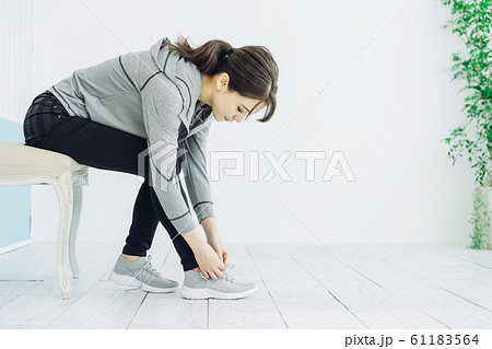 靴紐を結ぶ女性 靴紐を結ぶ女性 61183564