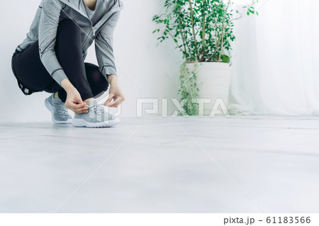 靴紐を結ぶ女性 靴紐を結ぶ女性 61183566