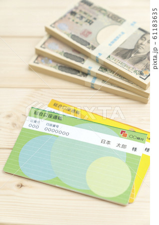 札束と預金通帳 61183635