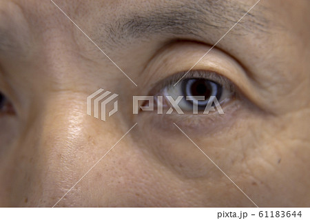 50代男性の目元のシワの写真素材 50代男性の目元のシワの写真素材