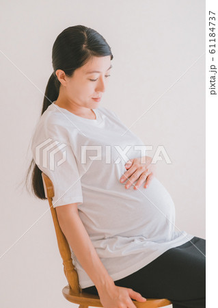 pregnant woman 61184737