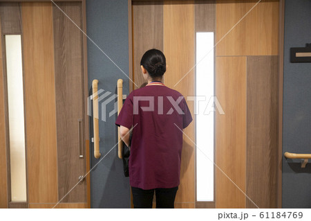 女性　ビジネス　仕事　医者　看護師　病院　病室 61184769