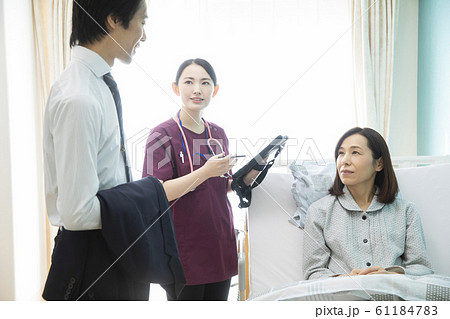 ビジネス　仕事　看護師　医者　女性　男性　夫婦　見舞い　病院　病室　親子 61184783