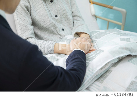 女性　男性　夫婦　見舞い　病院　病室　親子 61184793