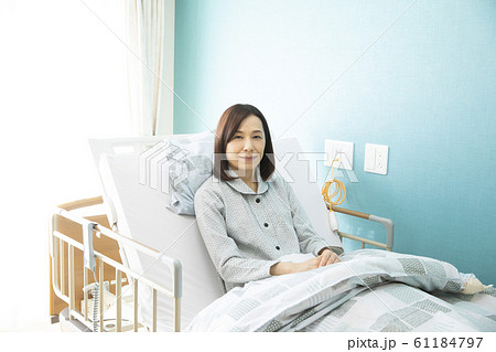 女性　入院　患者　病室　個室　元気 61184797