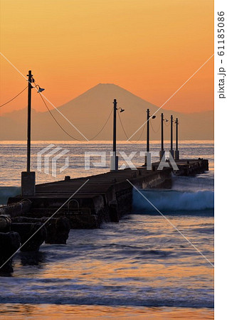 千葉県 レトロ桟橋と富士山の夕景 原岡海岸の写真素材 61185086 Pixta