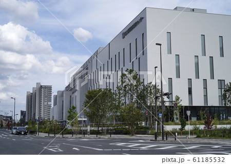 大阪吹田・国立循環器病研究センターのある岸部駅前の交差点の風景 61185532