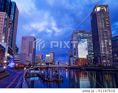水都大阪 玉江橋付近から見る夕暮れの堂島川とビル群 61187618