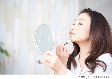 メイクする女性 61188434