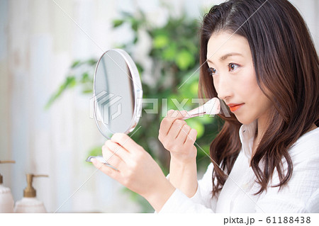 メイクする女性 メイクする女性 61188438