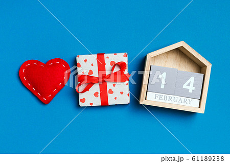 Composition of wooden calendar, holiday white gift 61189238