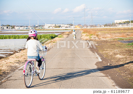 自転車に乗る子供の写真素材