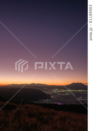 阿蘇・大観峰の夜明け 61189903