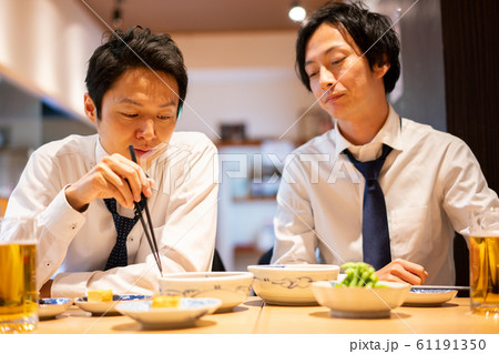 ビジネスマン　居酒屋　酔う　酔っぱらい　ビール 61191350