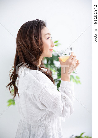 ジュースを飲む女性 ジュースを飲む女性 61191842
