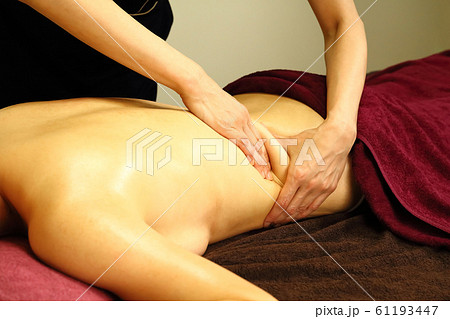 ハンドトリートメントの施術 エステティシャン ハンド ハンドトリートメントの施術 エステティシャン ハンド 61193447