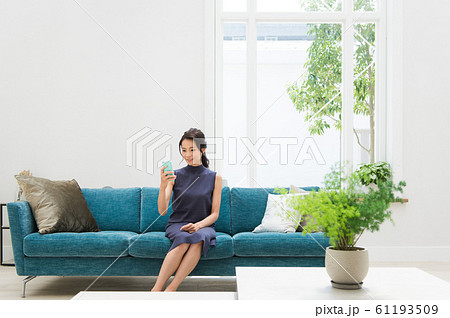 スマートフォンを持つ女性 スマートフォンを持つ女性 61193509