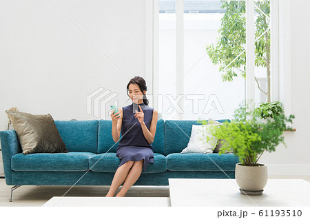 スマートフォンを持つ女性 スマートフォンを持つ女性 61193510