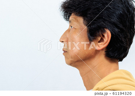 中年男性の横顔の写真素材 中年男性の横顔の写真素材