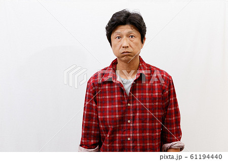 ふくれっ面の男性 61194440